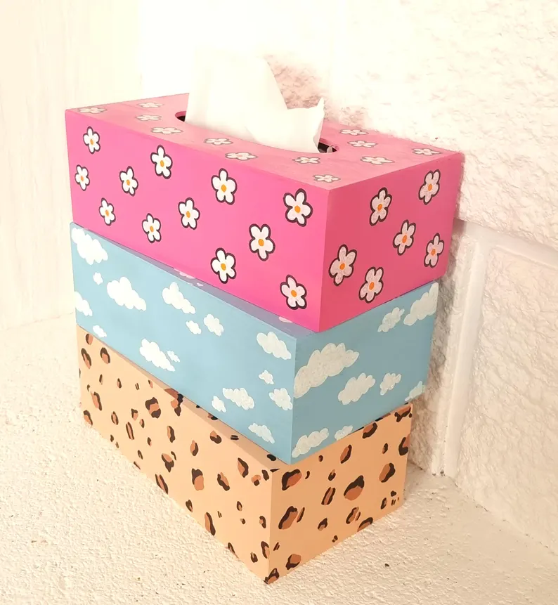Boite à mouchoirs décorée de paillettes